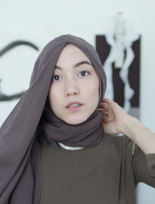 Hijab bergaya hana tajima dengan aksen layer di bagian depan
